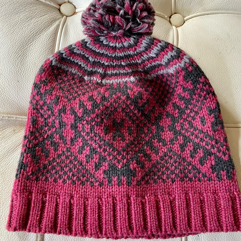 Banana Republic hat beanie merino wool maroon gray good condition